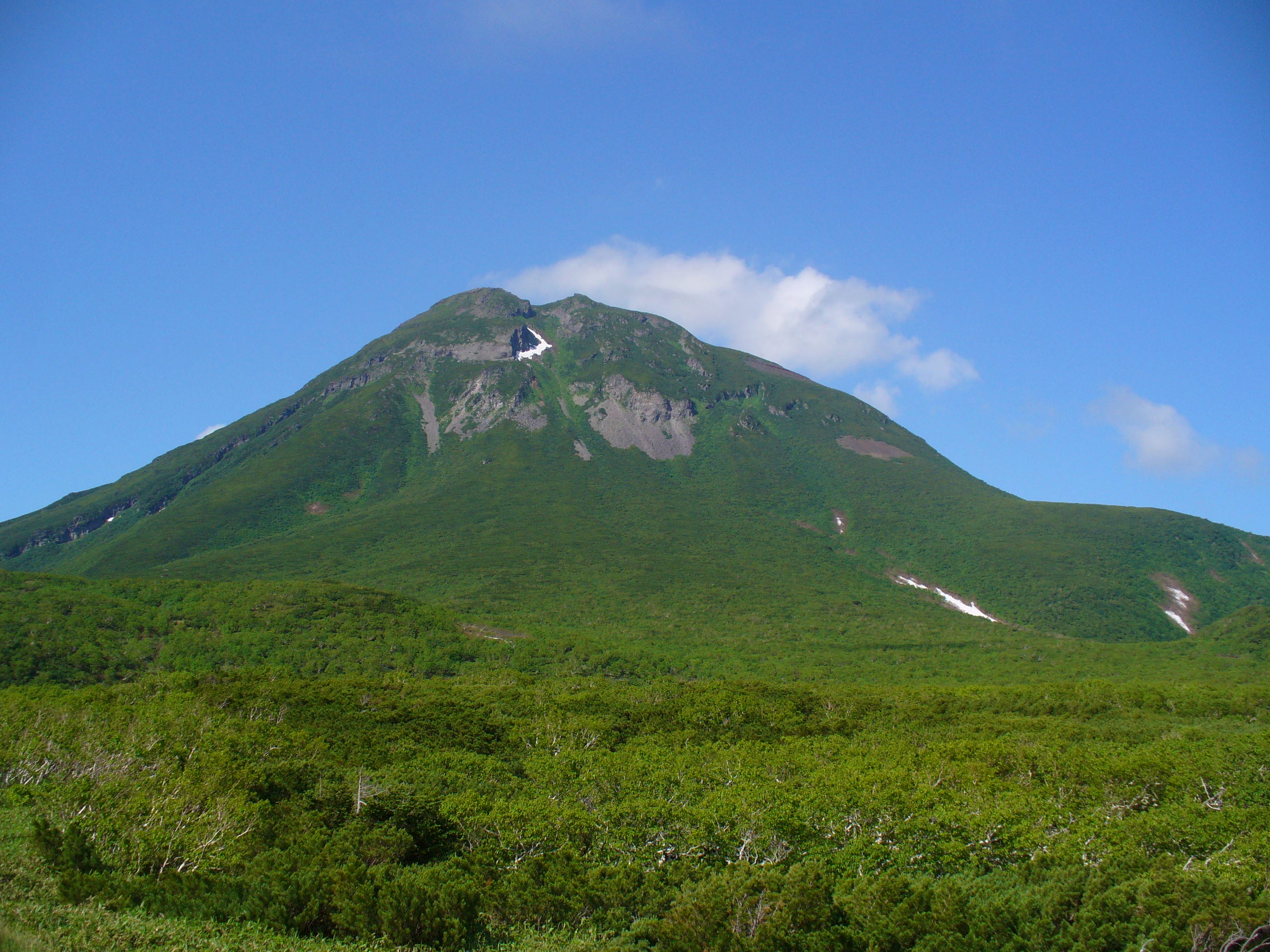 知床峠より望む快晴の羅臼岳。これは2014年7月撮影。