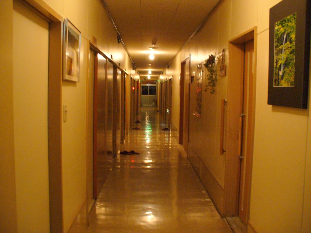 静かな廊下。スリッパがあるのが在室されているお部屋。
